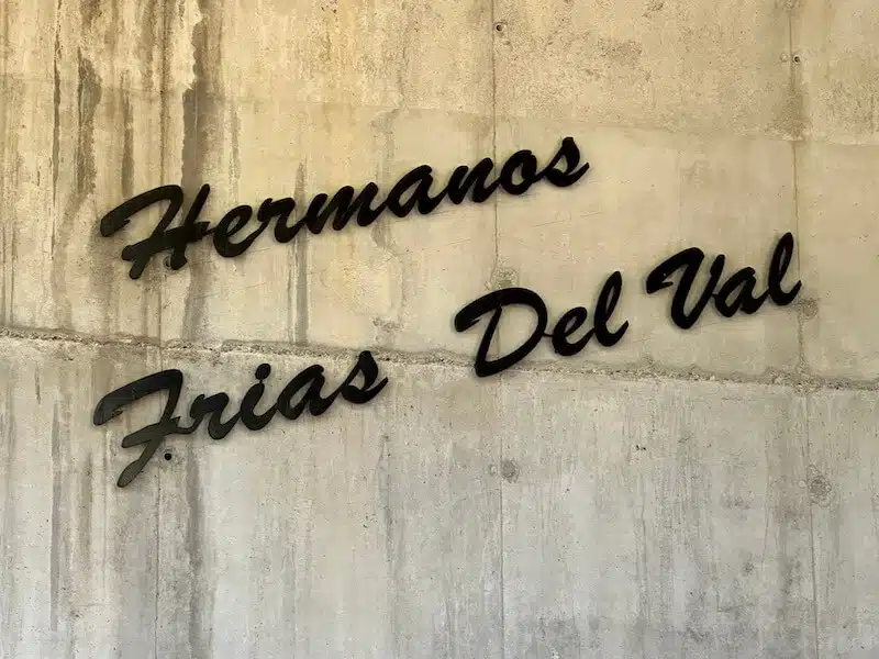 Sign for hermanos